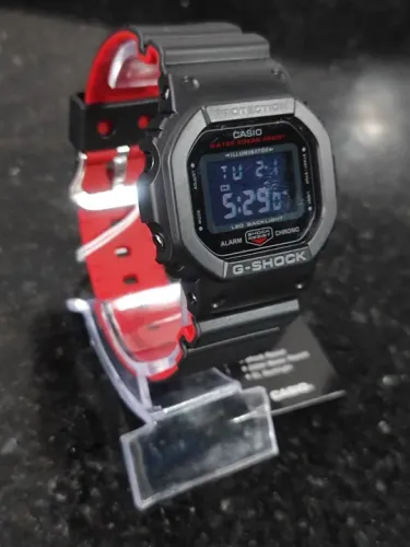 Casio gshock preto com detalhes em vermelho 