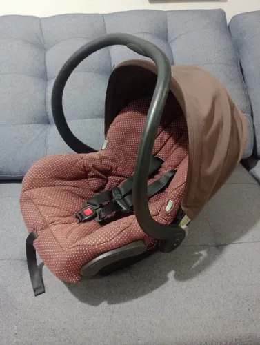 Bebê conforto com suporte de carro
