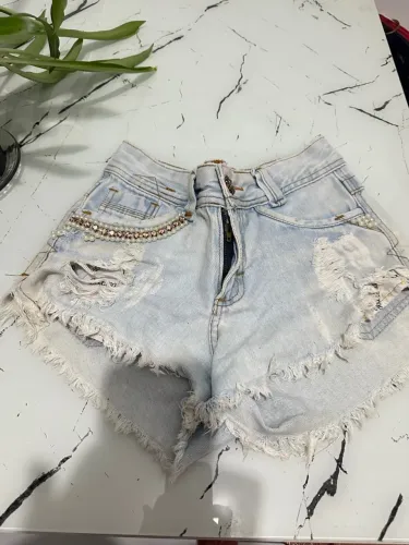 Shorts Jeans Destroyed com Detalhes em Pérolas