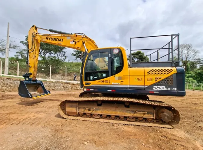 Escavadeira Hyundai 220 LC-9 ano 2018 com 7.500 horas, em MG