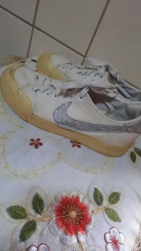 Tênis Nike com detalhes em prata