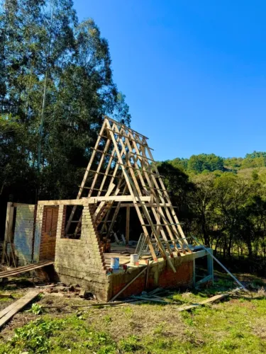 Chácara com chalé em construção - 2200m² - Rio e nascente - Linha Serrinha, Xanxerê-SC