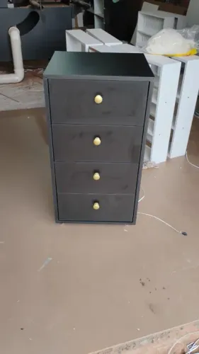 Gaveteiro de 4 gavetas preto com detalhes em dourado