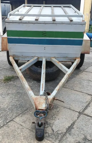 Carretinha baú para transporte de cargas
