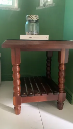 Mesa de canto madeira torneada, tampo de vidro preto
