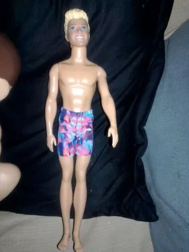Boneco Ken e Barbies original Só 40 reais 