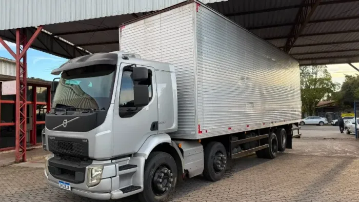 Volvo VM 330 ano 2015 Bau