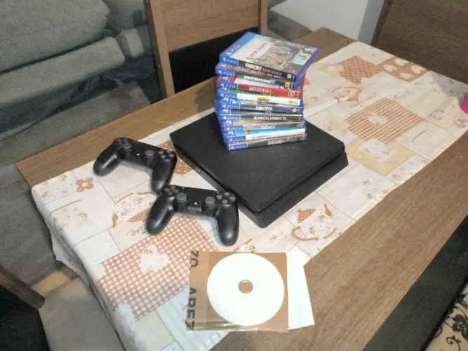 PlayStation 4 Slim 512gb 11.50 com cd desbloqueio.
