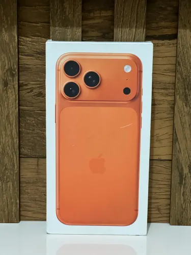 iPhone 17 pro Max laranja