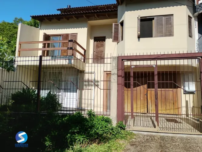 Casa com 3 quartos, 4 vagas de garagem e com pátio no bairro Parque Santa Fé