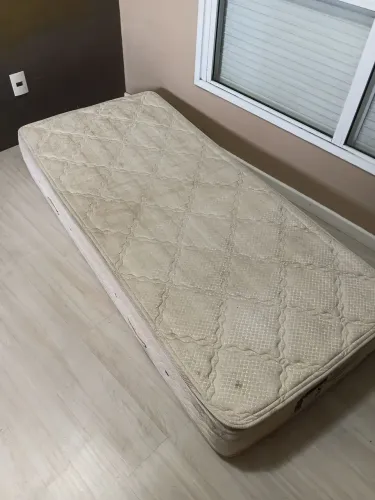 Vendo colchão de solteiro com mola ensacadas alta densidade