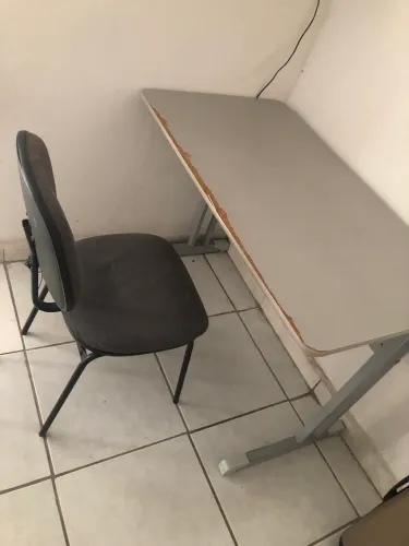 Escrivaninha com cadeira