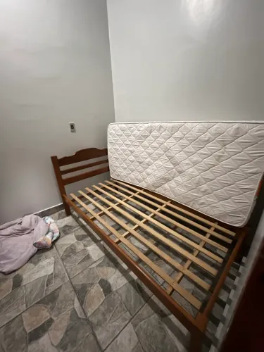 Cama de madeira solteiro