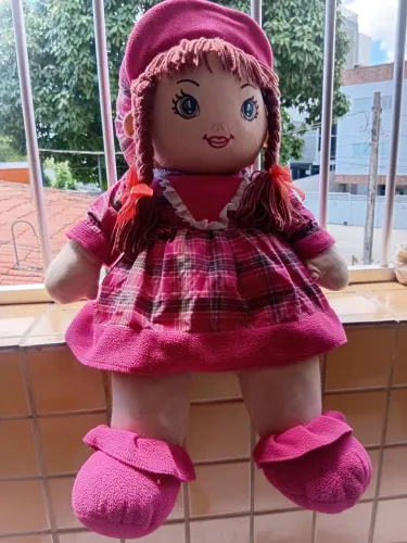 Vende se uma boneca de pano semi nova