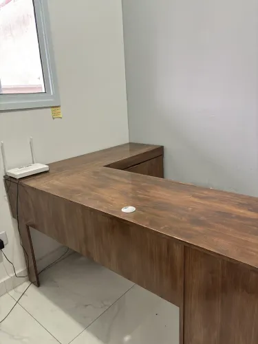 Mesa de escritório em L