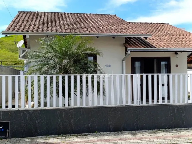 Oportunidade em Guabiruba: Casa Semimobiliada com Piscina e Área Lazer