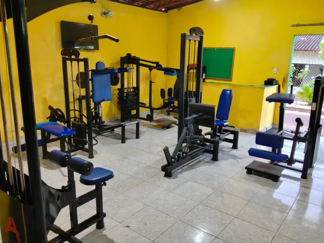 Vende-se uma academia completa, com tudo dentro, são mais de 40 aparelhos de ginástica?