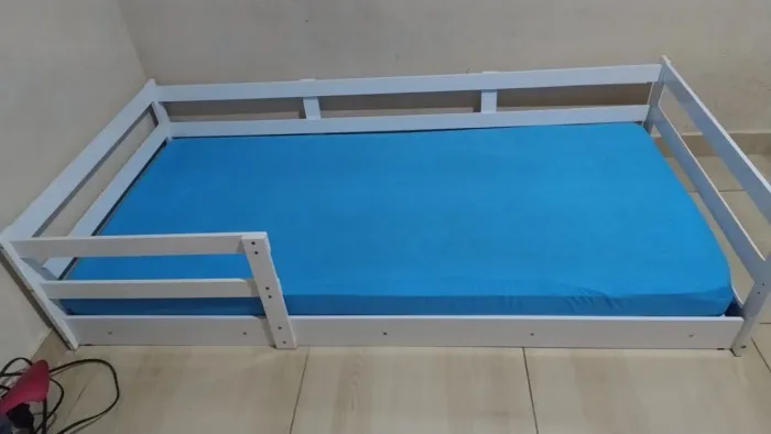 Cama montessoriana com o colchão