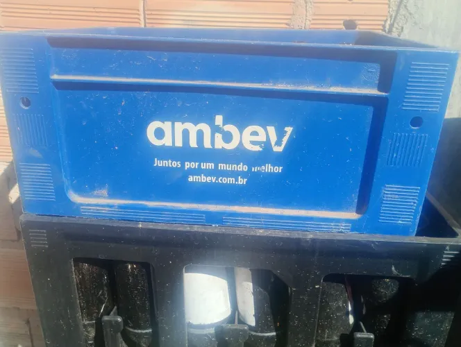 Duas caixas de cerveja 600 AmBev e uma caixa de litrinho 
