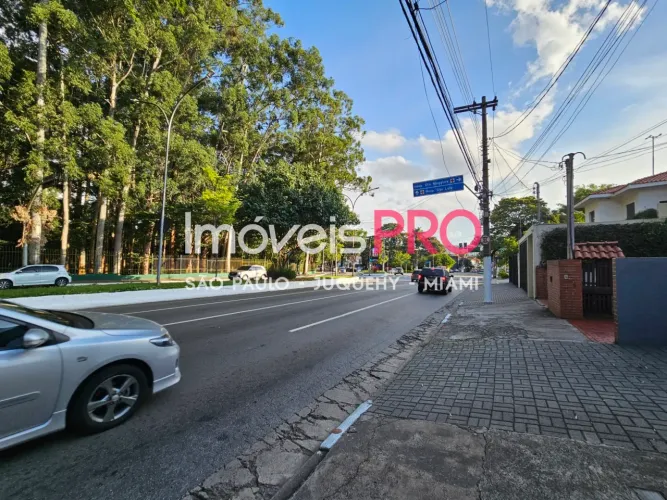 Comerical de frente ao Parque Ibirapuera