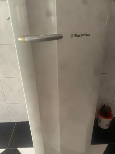 Vende se uma geladeira junto com o transformador