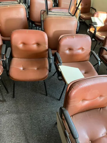 Cadeira poltrona antiga com prancheta 