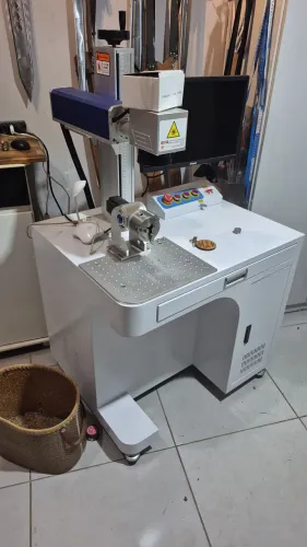 Fiber 3D 50W duas lentes, com computador, eixo giratório, gabinete, novo quase sem uso.