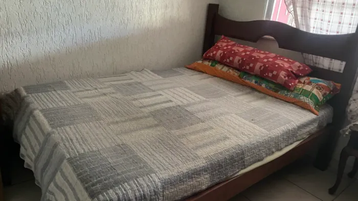 Cama de casal de madeira maciça