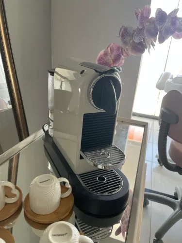 Cafeteira Nespresso branca