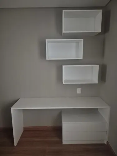 Escrivaninha de MDF com nichos