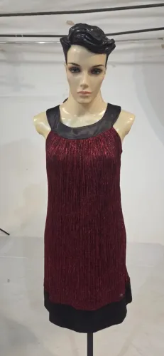 Vestido de festa blilhoso acima do joelho