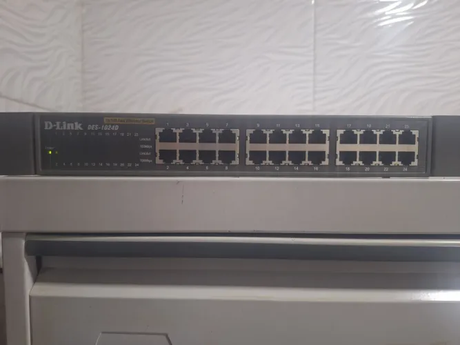 Switch D-Link DES-1024D - 24 Portas 10/100 Mbps