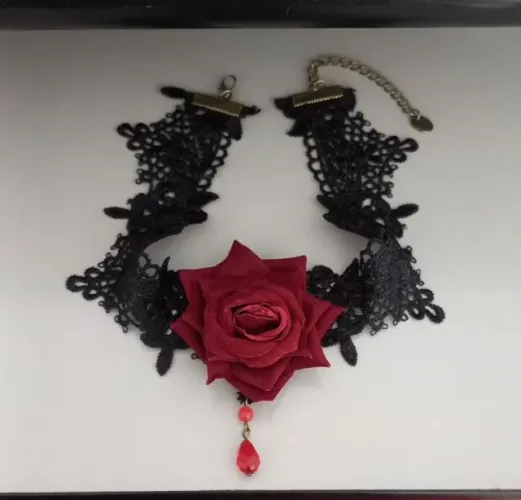 Gargantilha de Renda Preta com Flor Vermelha (novo)