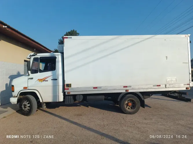MB 710 com baú refrigerado