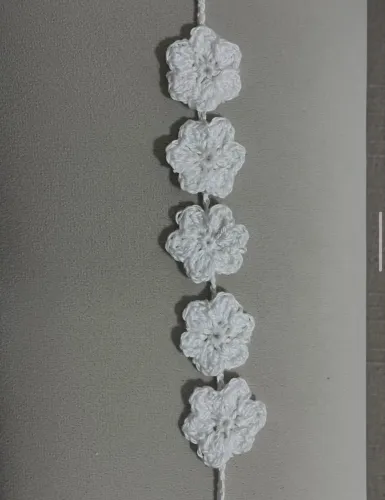 Faixa de cabelo em crochê com florzinhas