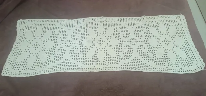 Caminho De Mesa Em Crochê Filé Artesanal - Branco Floral 