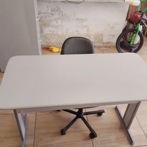 Mesa de Escritório com cadeira 