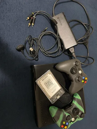 xbox 360 slim, 2 controles, case com 34 jogos + caixinha de pilha carregavel