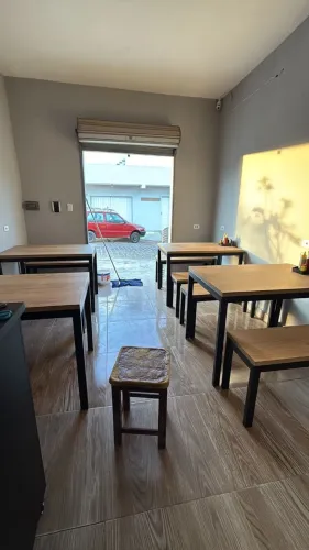  VENDO 2 CONJUNTOS (1 MESA + 2 BANCOS CADA) 