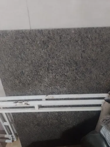 Vendo 2 pedras de tampo (mármore branco + granito escuro)