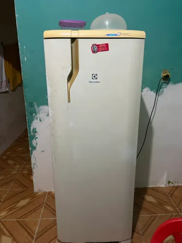 Vende-se geladeira frost free bem conservada.