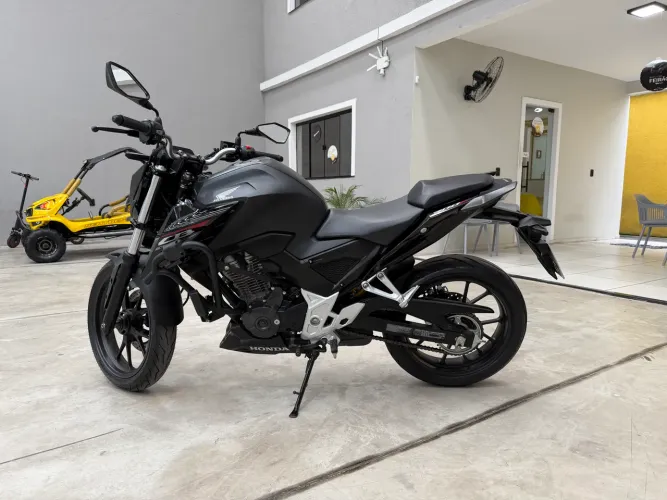 CB300 F TWISTER 25/25 ( ÚNICA DONA )