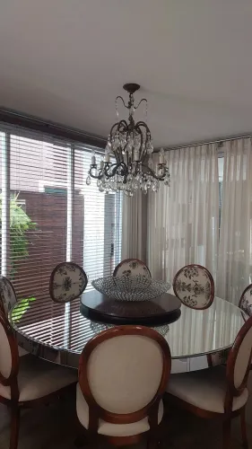 Lustre 8 lâmpadas (embaixo mesa de 2 metros de diámetro)