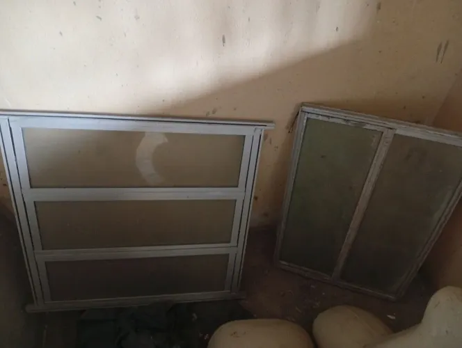 Vendo duas janelas de banheiro