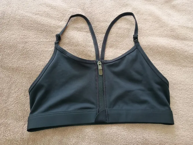 Camiseta Adidas e top Nike feminino 