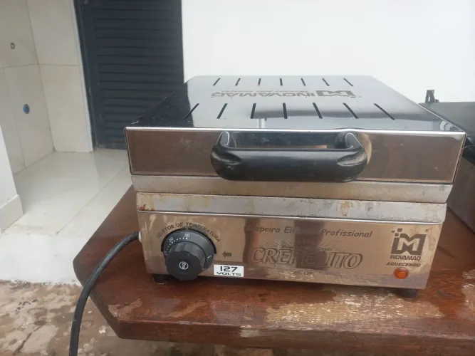 Crepeira elétrica 12 palitos +uma chapa para lanches