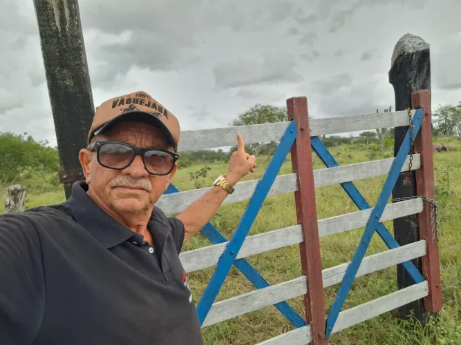 Fazendinha de 30 tarefas com rio e muito capim a 8 km de Tanquinho