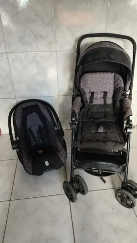 Carrinho de bebê e bebê conforto