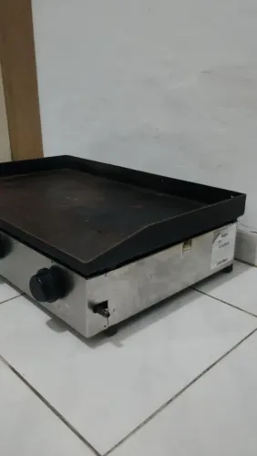 Chapa bifeteira 80cm Tostando a gás, 2 queimadores no valor negociável 600,00