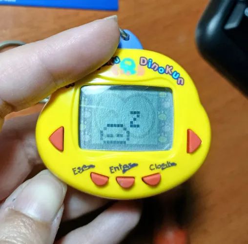 Tamagotchi Rakuraku Dinokun Amarelo